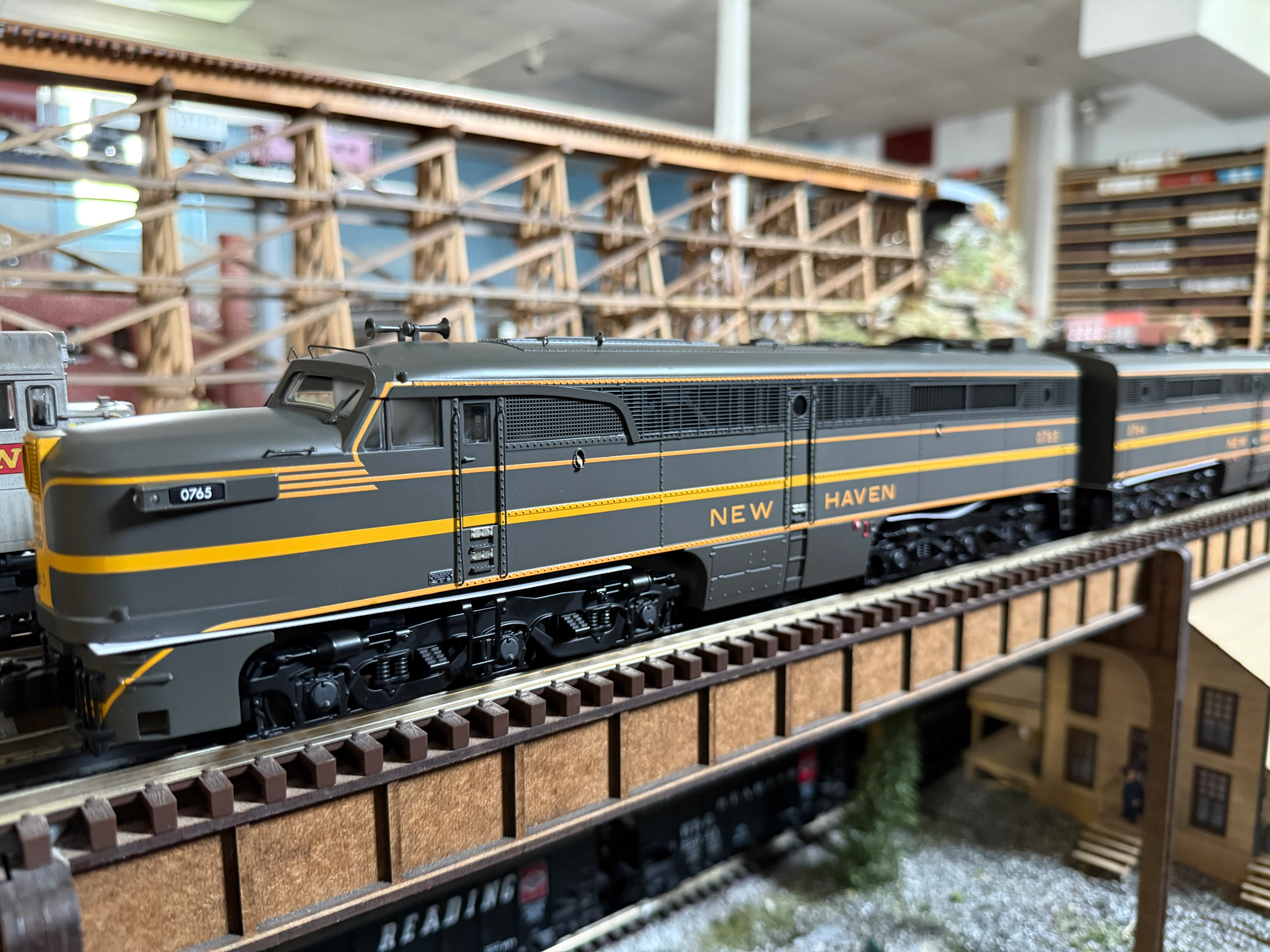 Lionel 2533290 - Legacy PA AA Diesel Locomotive "New Haven" #764/765 - Image 3