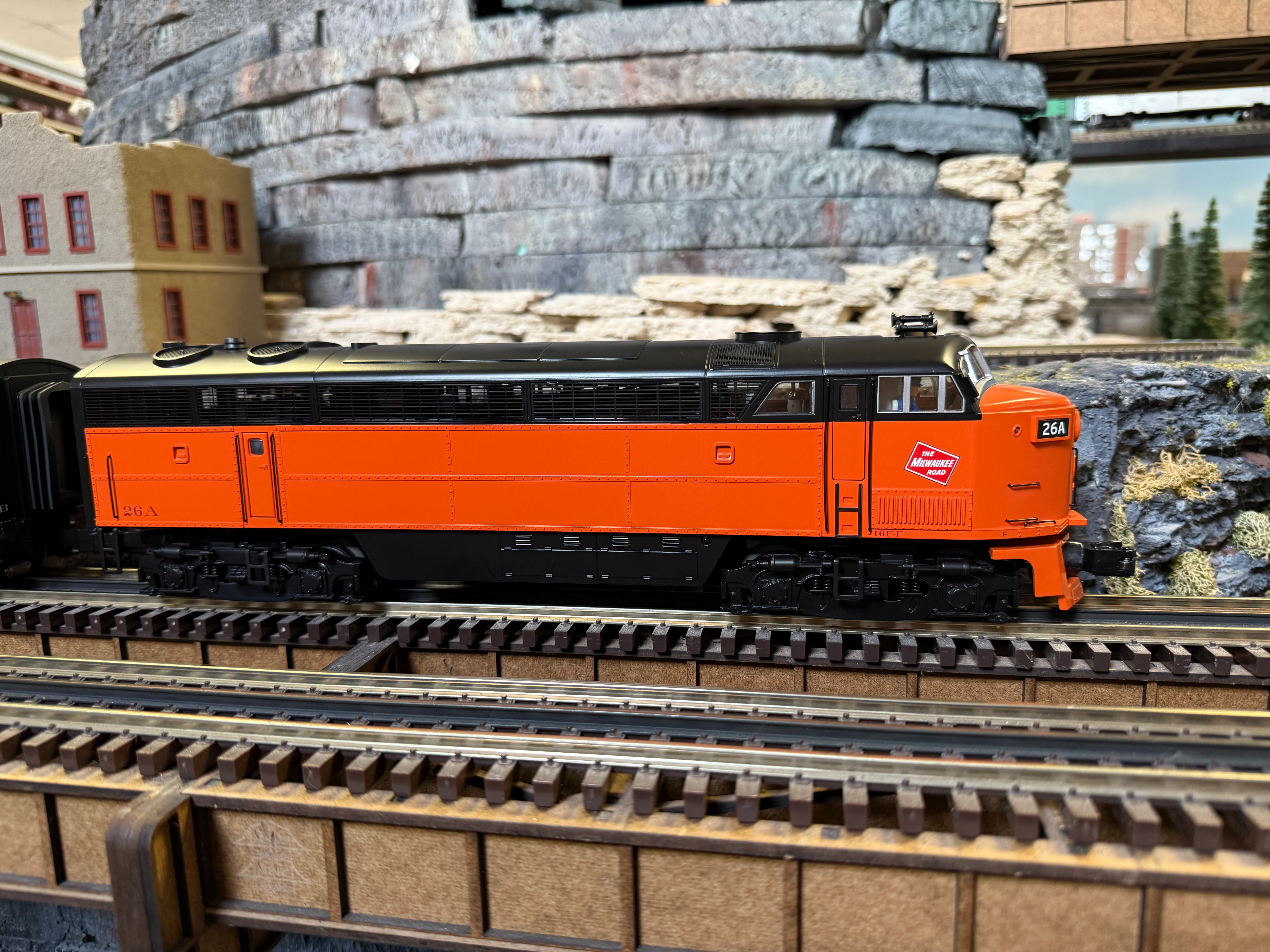 Lionel 2533958 - Legacy C Liner Diesel Locomotive "Milwaukee Road" #26A - Custom Run for MrMuffin'sTrains - Image 3