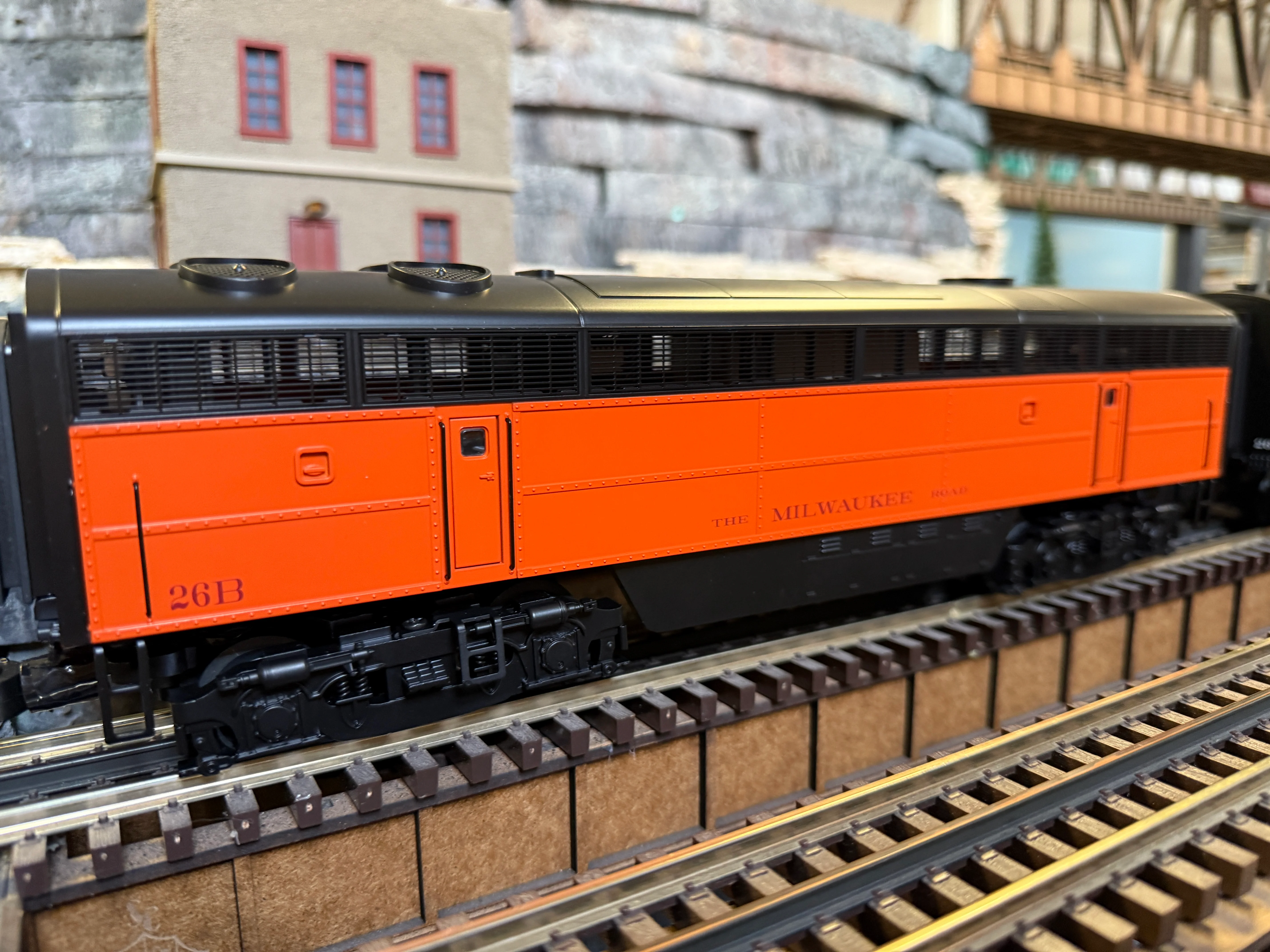 Lionel 2533959 - C Liner Superbass "Milwaukee Road" #26B (Non-Powered) - Custom Run for MrMuffin'sTrains - Image 3