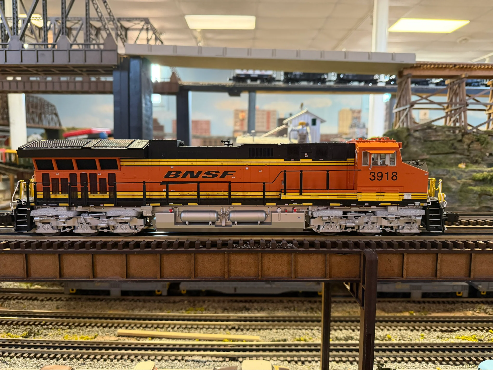 Lionel 2533452 - Legacy ET44AC Diesel Locomotive "BNSF" #3919 - Image 4
