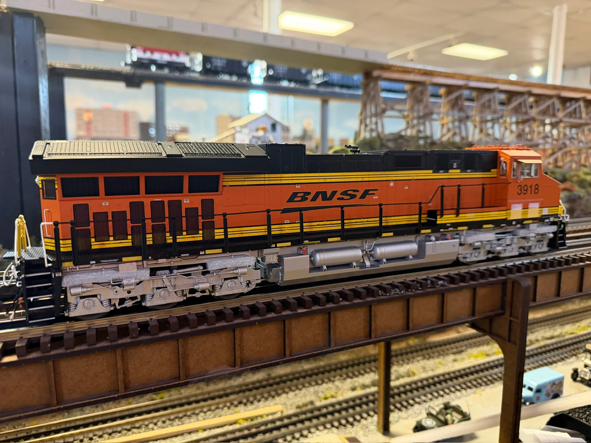 Lionel 2533452 - Legacy ET44AC Diesel Locomotive "BNSF" #3919 - Image 5