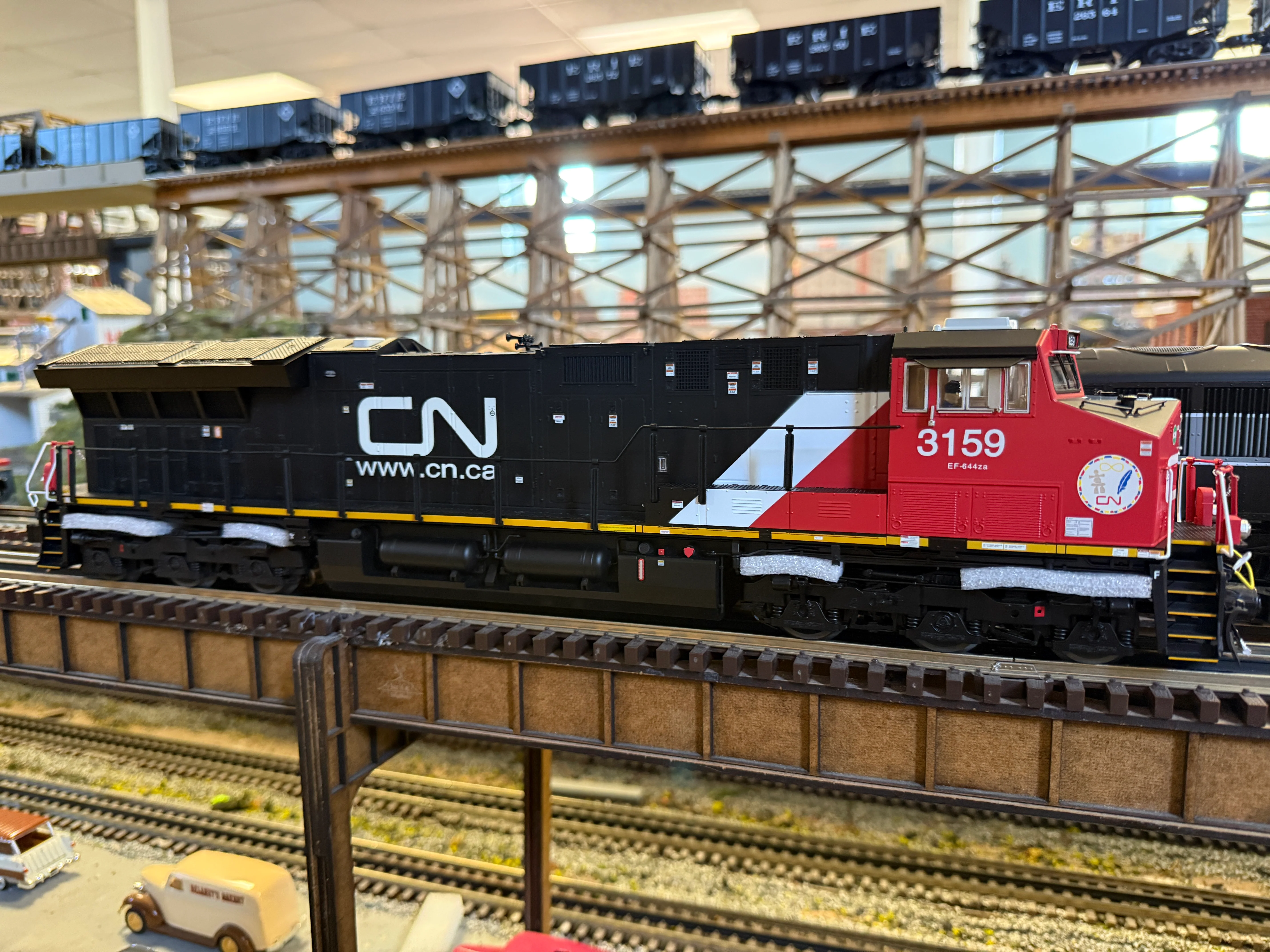Lionel 2533469 - Legacy ET44AC SuperBass "Canadian National" #3198 (Non-Powered) - Image 3