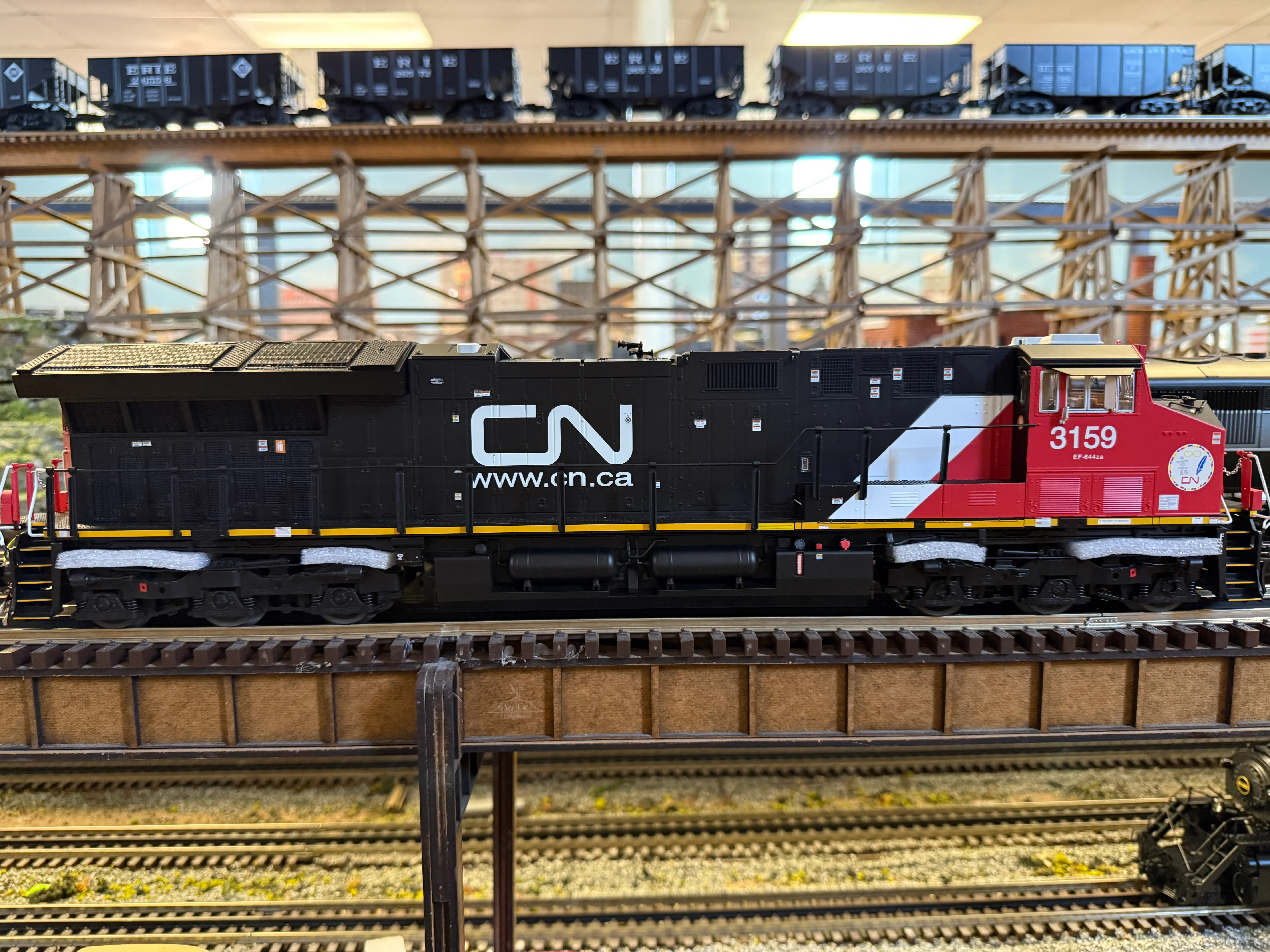 Lionel 2533469 - Legacy ET44AC SuperBass "Canadian National" #3198 (Non-Powered) - Image 4