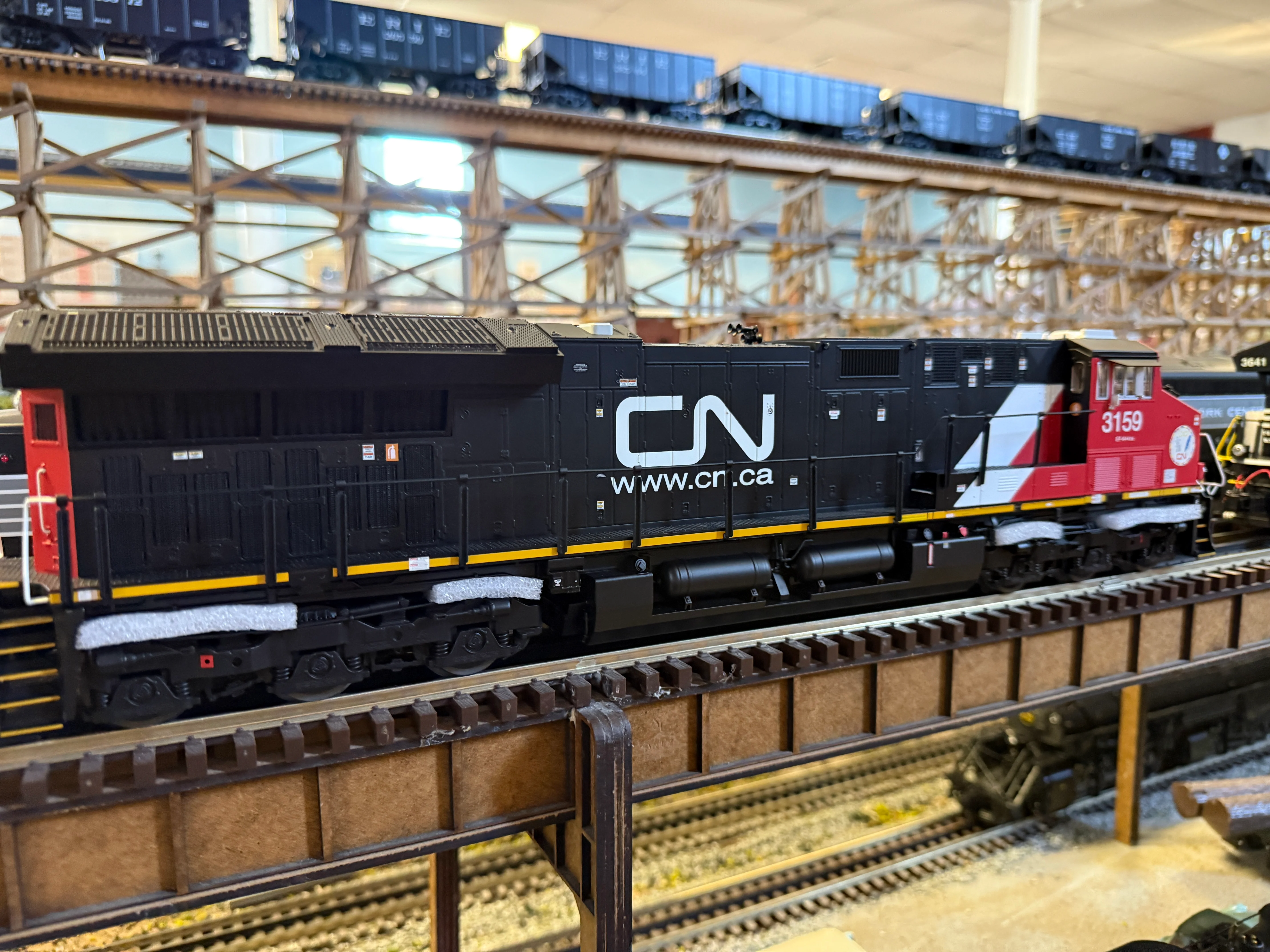 Lionel 2533469 - Legacy ET44AC SuperBass "Canadian National" #3198 (Non-Powered) - Image 5