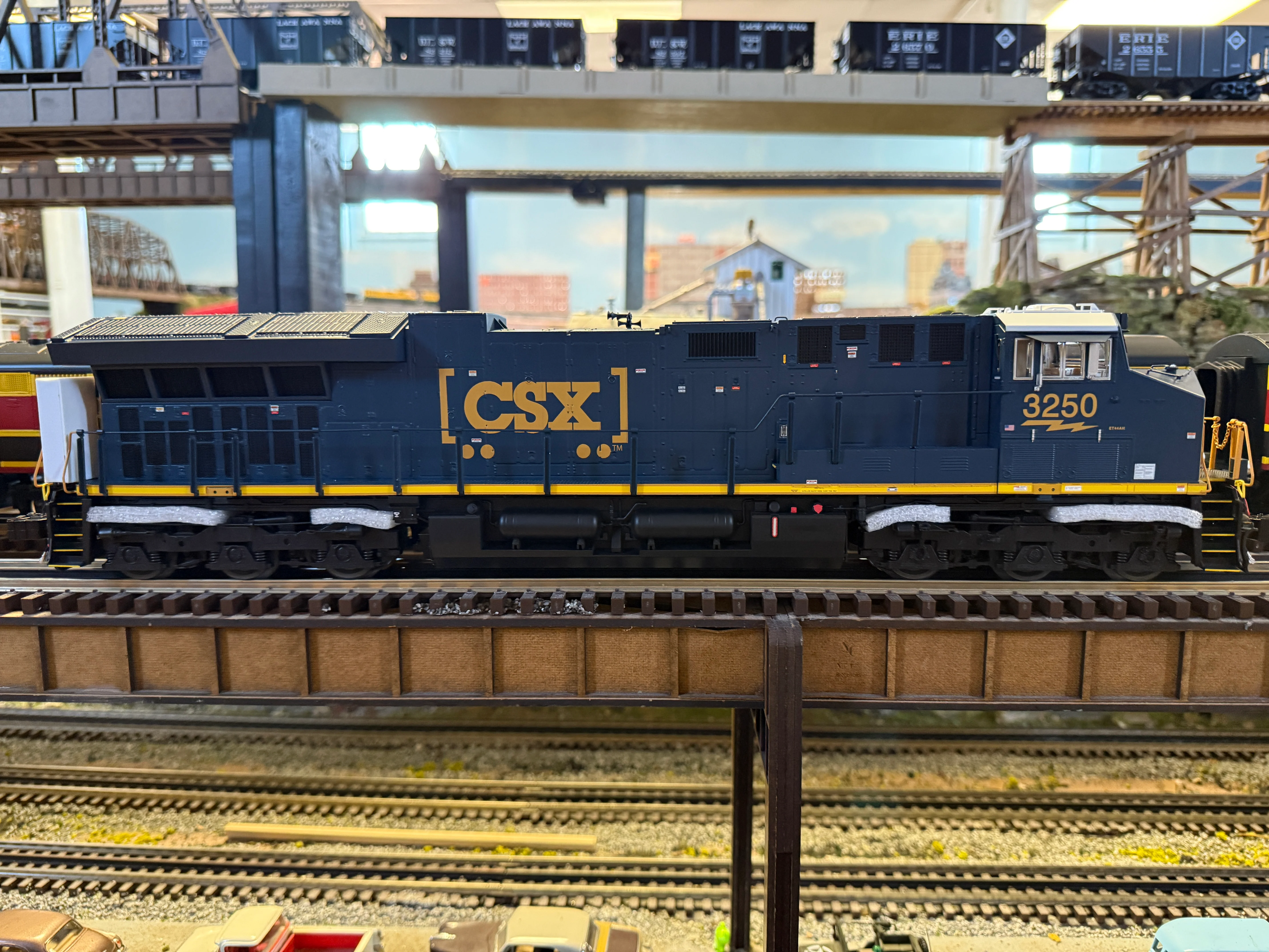 Lionel 2533479 - Legacy ET44AC SuperBass "CSX" #3349 (Non-Powered) - Image 4