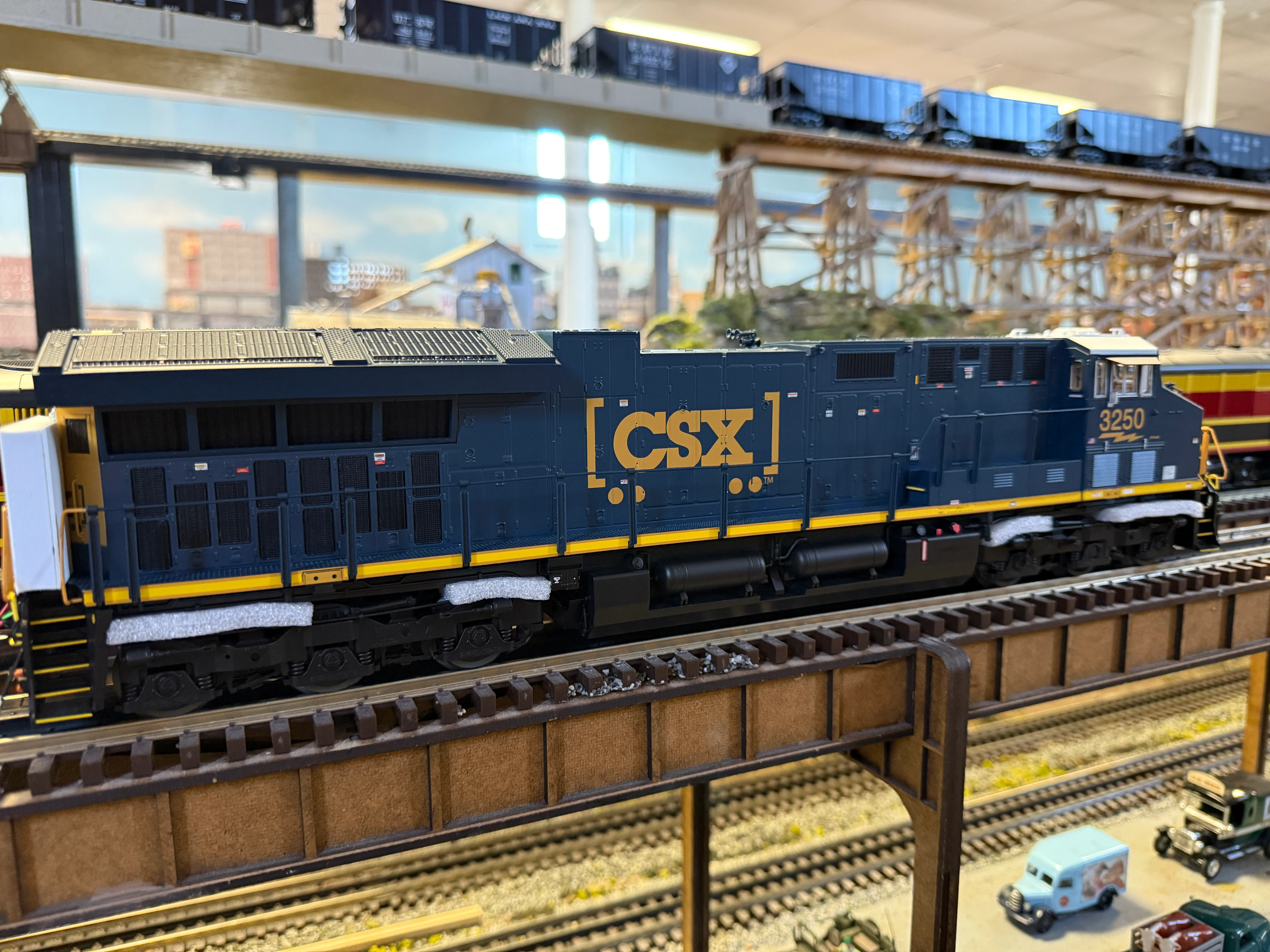 Lionel 2533479 - Legacy ET44AC SuperBass "CSX" #3349 (Non-Powered) - Image 5