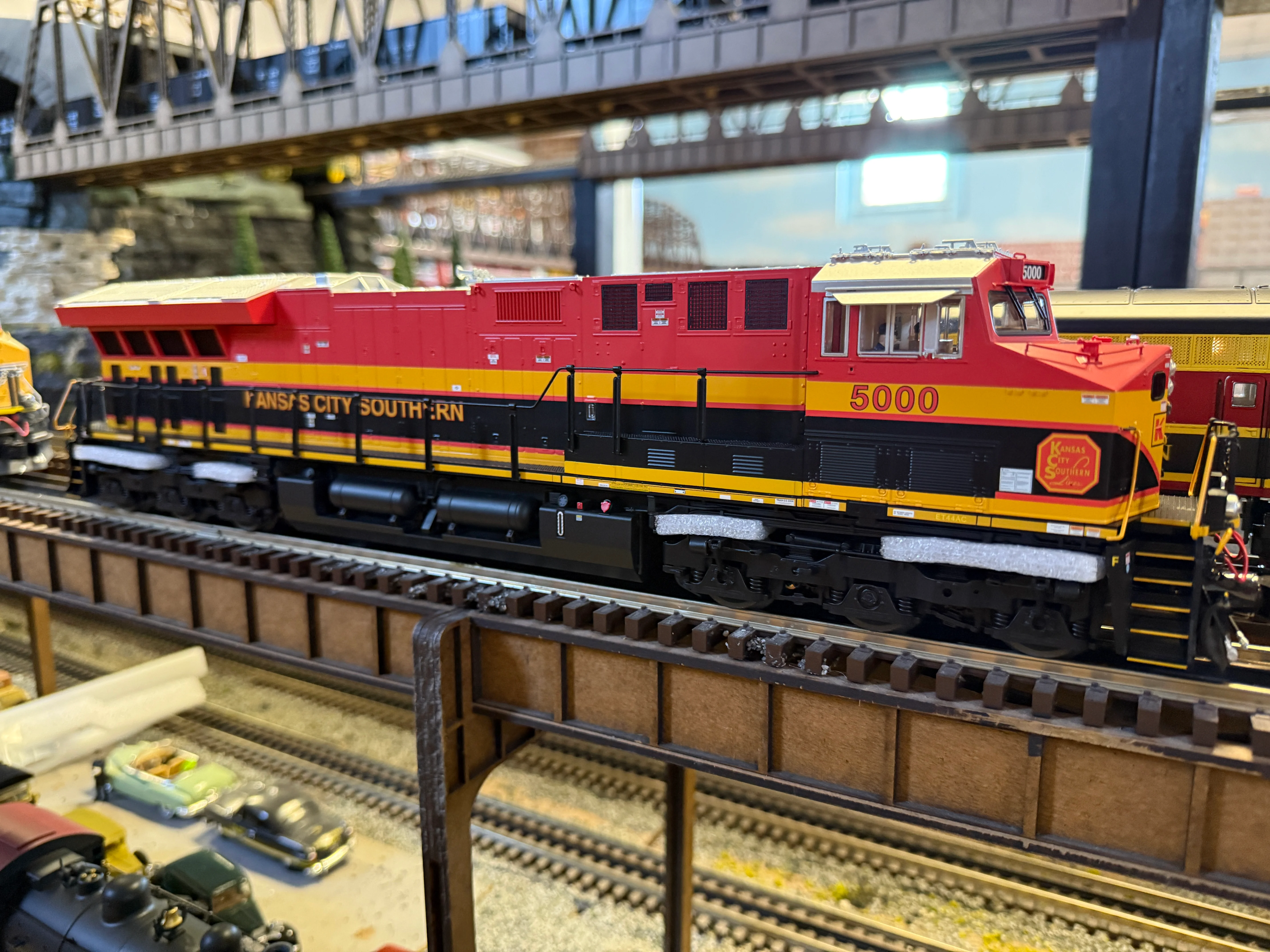Lionel 2533482 - Legacy ET44AC Diesel Locomotive "Kansas City Southern" #5005 - Image 3