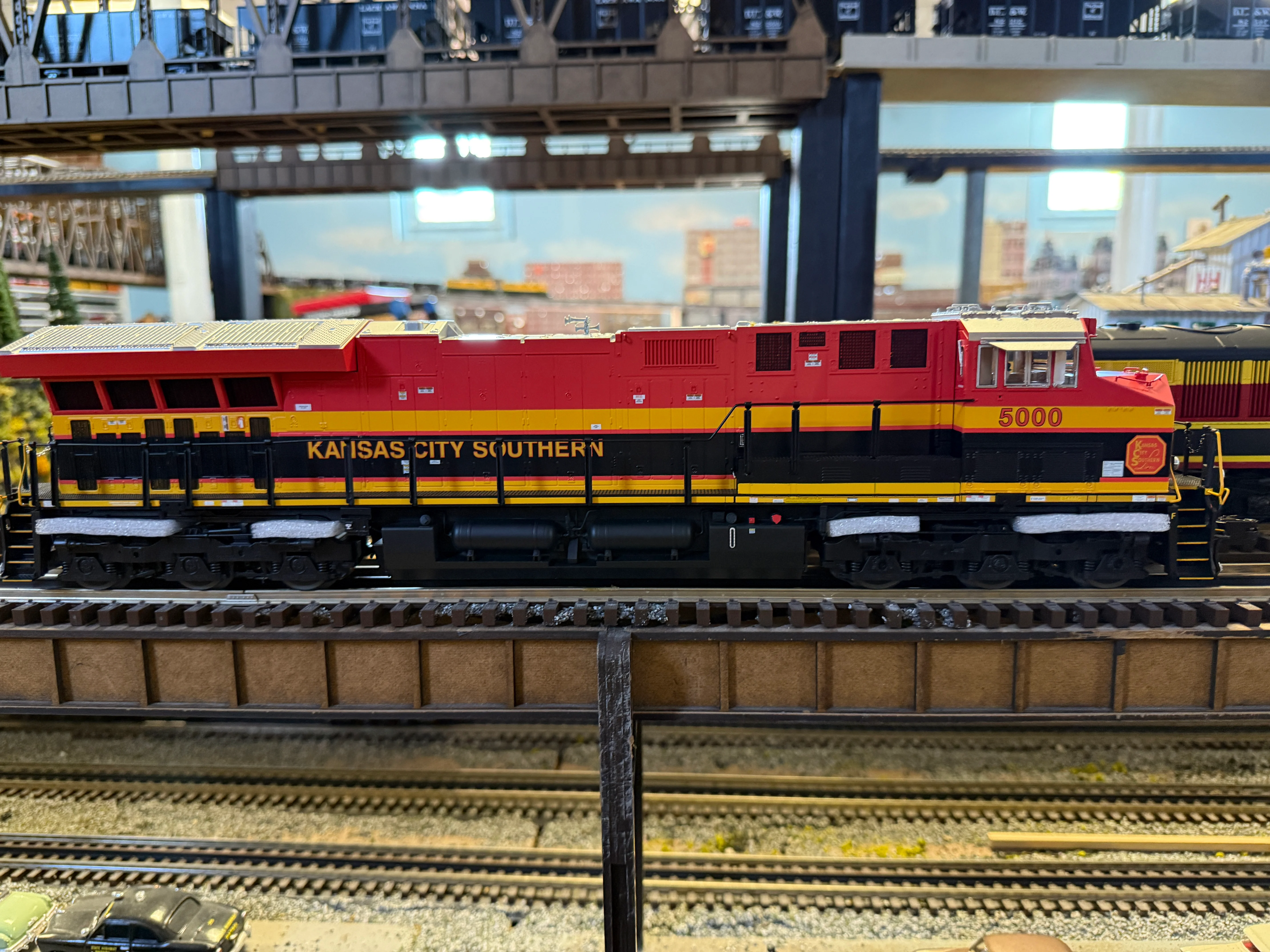 Lionel 2533489 - Legacy ET44AC SuperBass "Kansas City Southern" #5019 (Non-Powered) - Image 4