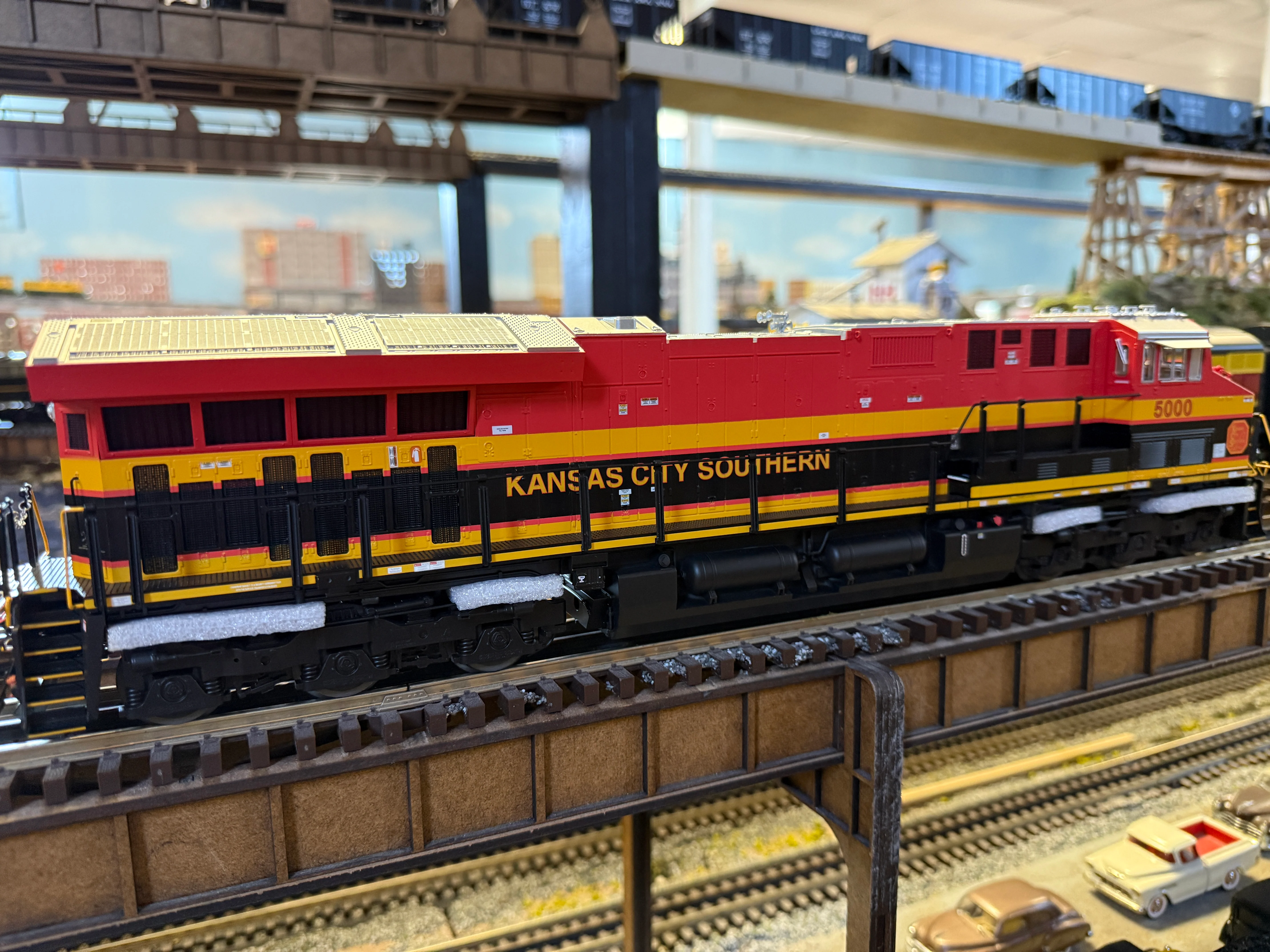 Lionel 2533489 - Legacy ET44AC SuperBass "Kansas City Southern" #5019 (Non-Powered) - Image 5
