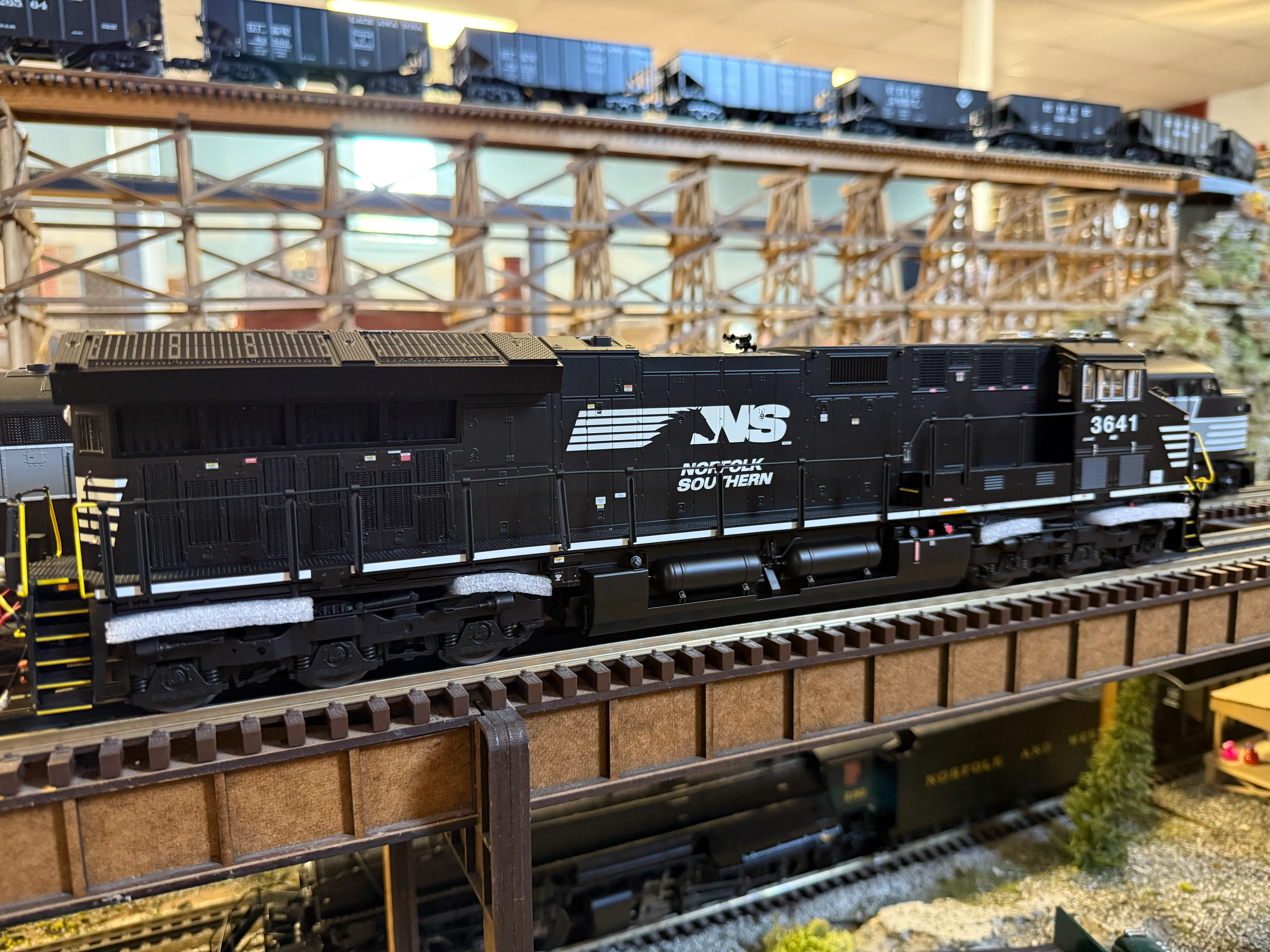 Lionel 2533491 - Legacy ET44AC Diesel Locomotive "Norfolk Southern" #3606 - Image 5