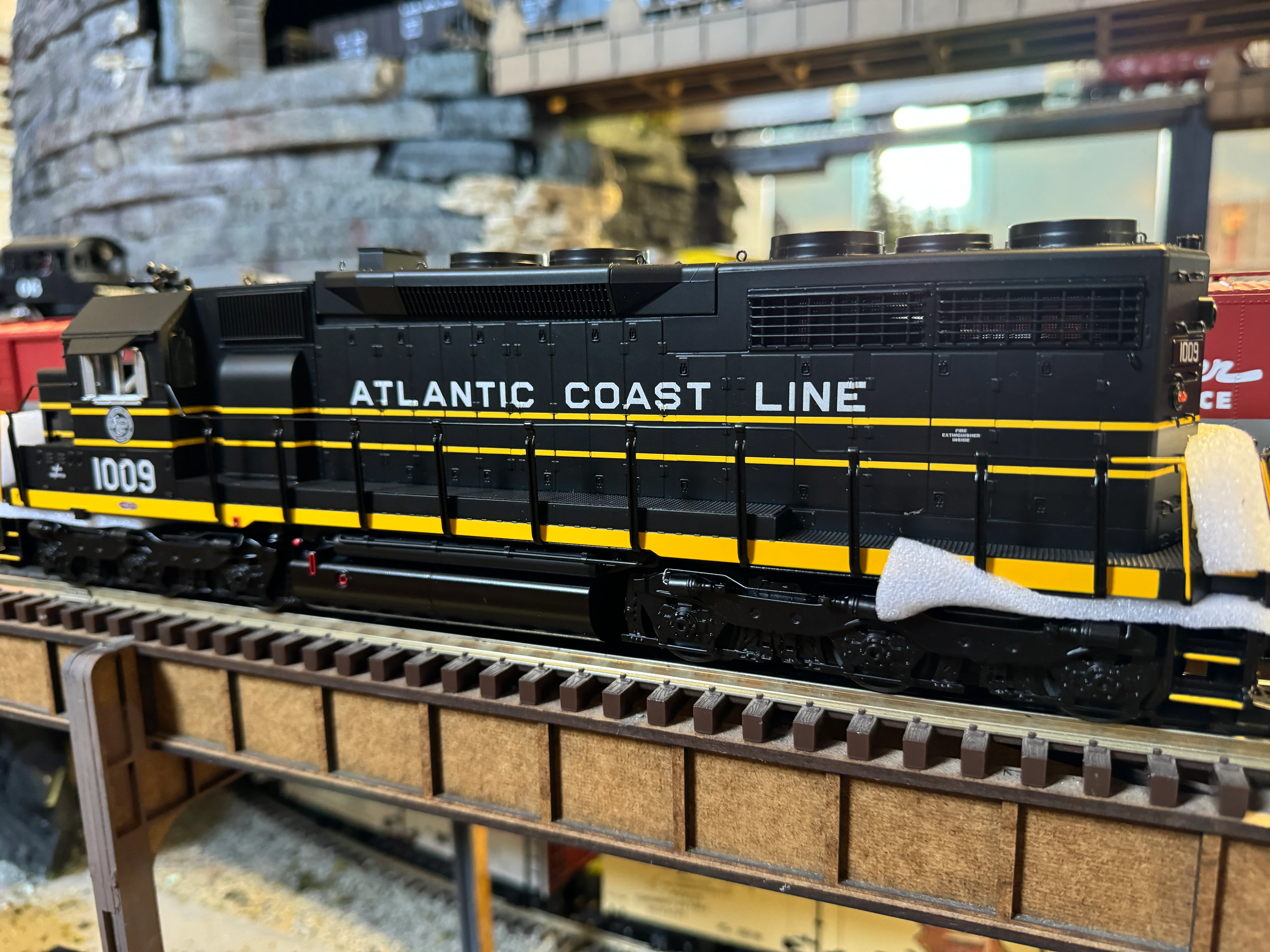 MTH 20-21756-1 - SD-35 Diesel Engine "Atlantic Coast Line" #1002 w/ PS3 (Hi-Rail Wheels) - Image 3