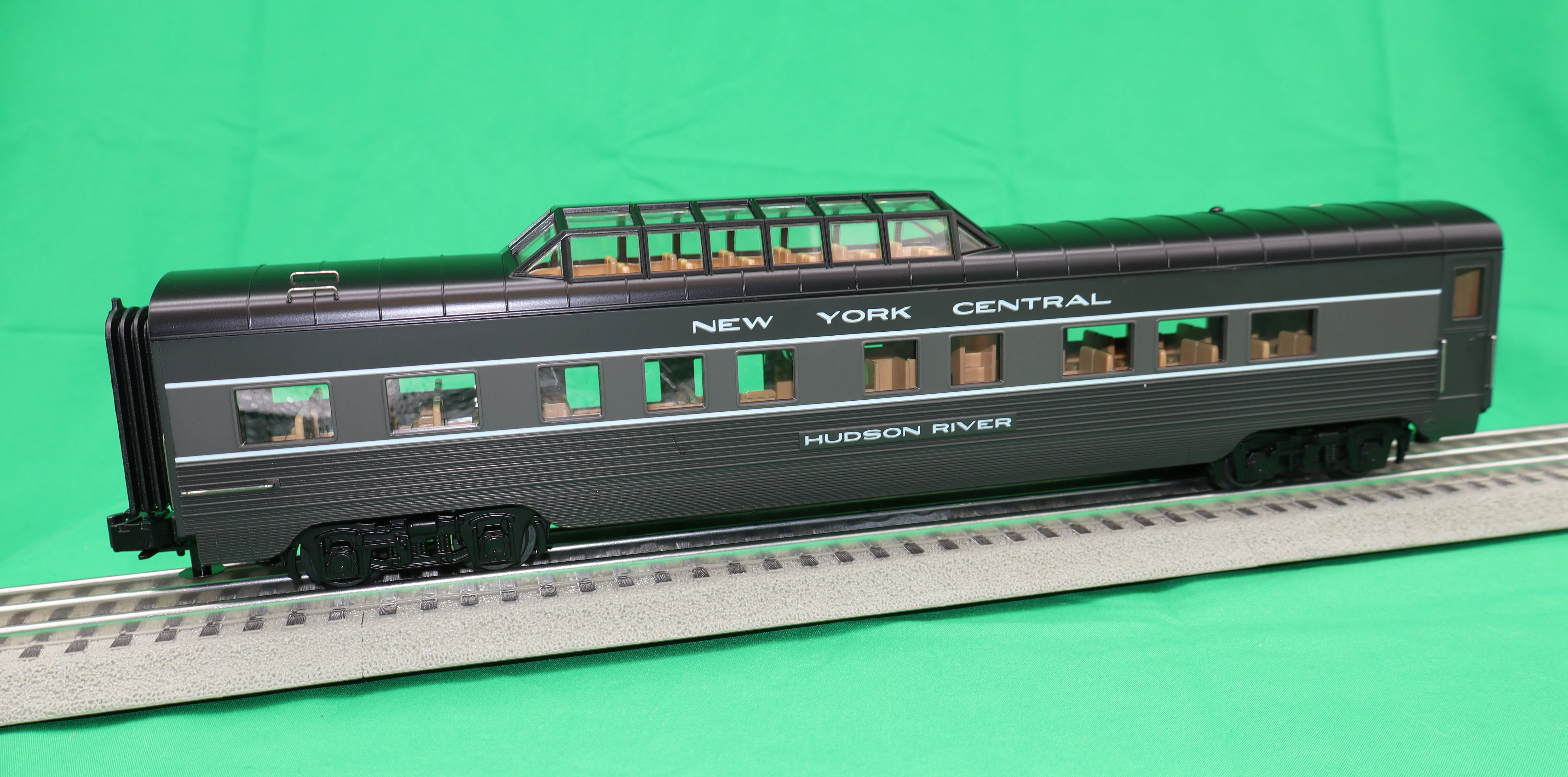 MTH 30-68244 - 60’ Streamlined Passenger Set "New York Central" Lightening Stripe (4-Car) - Image 3