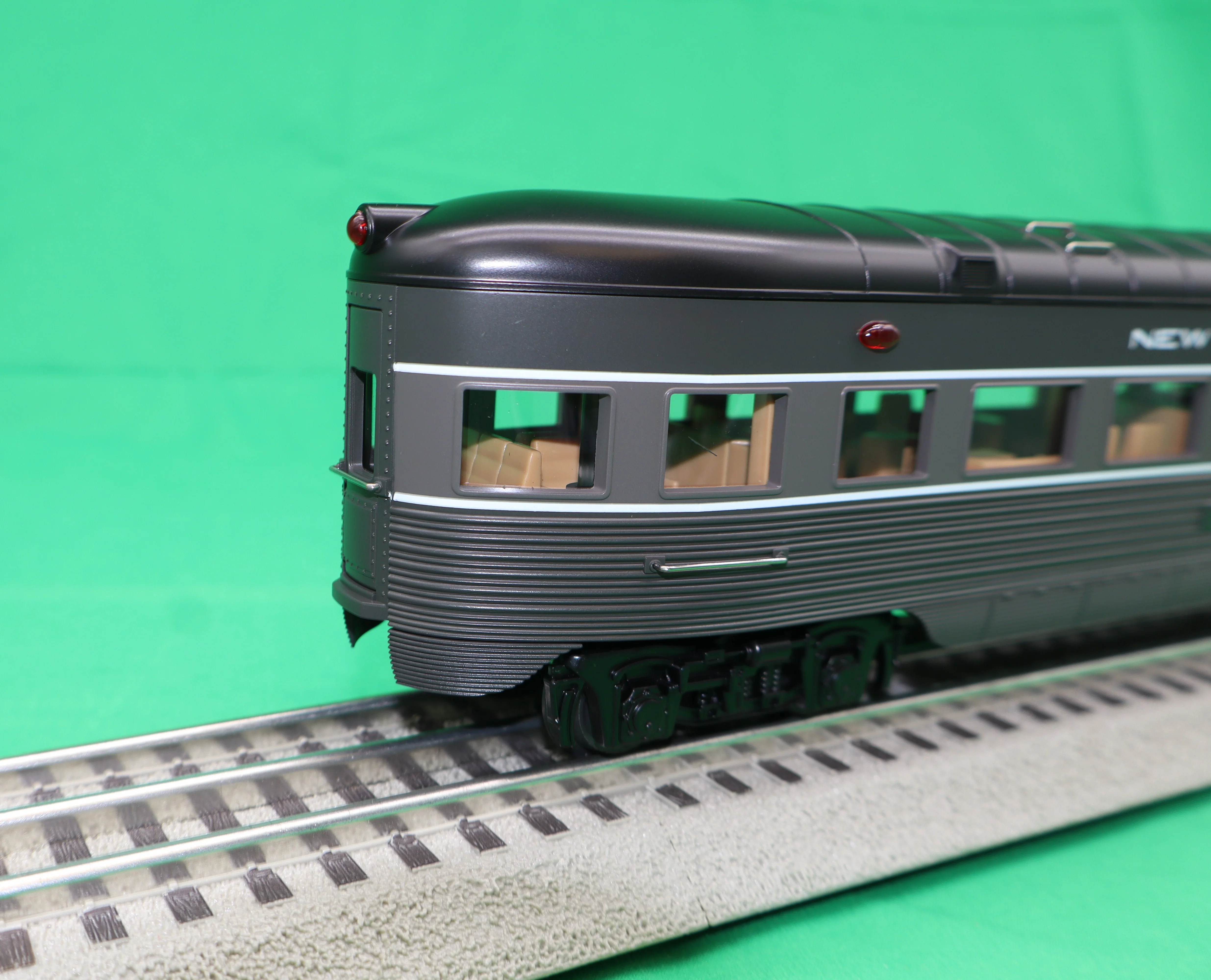 MTH 30-68244 - 60’ Streamlined Passenger Set "New York Central" Lightening Stripe (4-Car) - Image 5