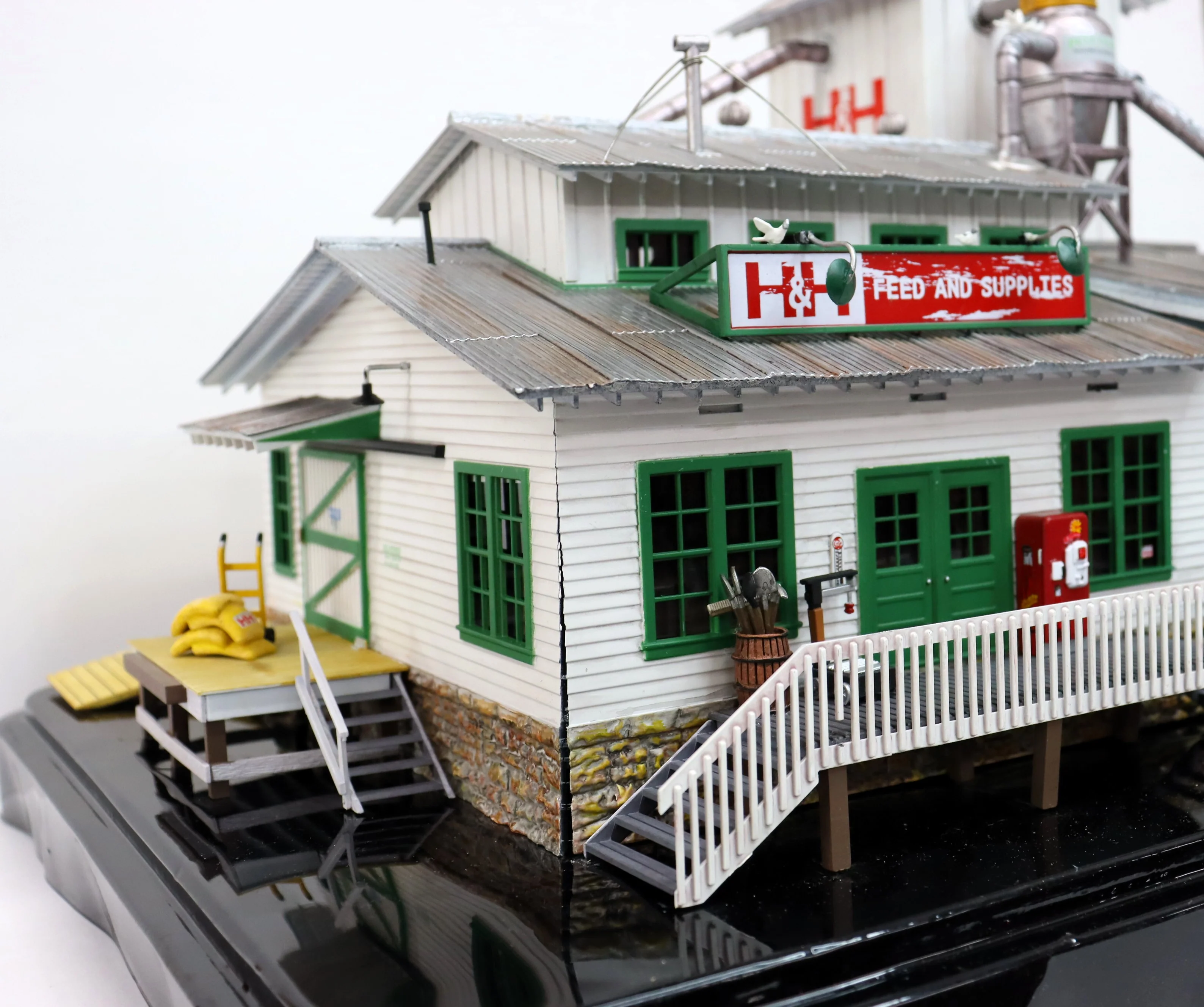 Woodland Scenics BR5859 - H&H Feed Mill - Image 4